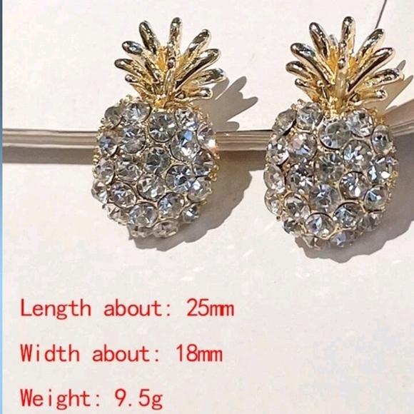 🔹️PINEAPPLE fruit design stud Rhinestone earrings NWT ✨️🍍 - Picture 2 of 2